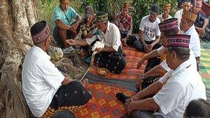 Ritual-adat-di-Naga-Natar-saat-kampanye-paket-AKUR-di-Rasan-Rongga-Koe.jpg