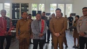 Romo-Dus-Bone-tengah-dengan-menggunakan-kemeja-abu-abu-foto-bersama-dengan-Wali-Kota-Kupang.jpg