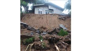 Rumah-milik-Domi-Boro-terancam-ambruk-akibat-longsor-hanyutkan-tembok-pondasi-penahan-rumah.jpg