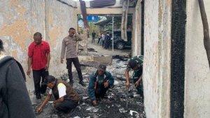 Rumah-milik-Nining-Lapang-di-Mano-terbakar1234.jpg