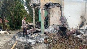 Rumah-terbakar-di-Mano.jpg
