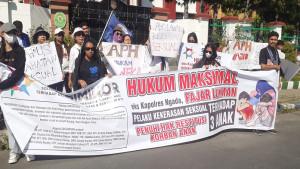 SAKSIMINOR-gelar-demonstrasi-di-depan-gedung-Pengadilan-Negeri-Kupang.jpg