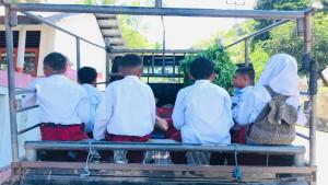 SISWA-Enam-siswa-SDN-Molekelisamba-saat-menumpang-mobil-sewaan-untuk-pergi.jpg