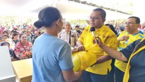 Salah-satu-masyarakat-Kota-Kupang-yang-membeli-paket-murah-dan-diberikan-langsung.jpg