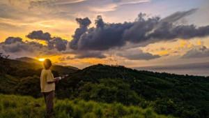 Salah-seorang-wisatawan-berpose-di-Bukit-Alemba-Kecamatan-Lembur-Kabupaten-Alor.jpg