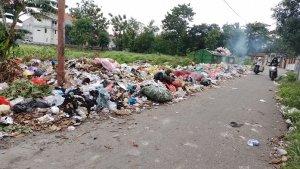 Sampah-yang-berada-tepat-di-Belakang-Betamart-Jalan-Belimbing-Kelurahan-Oepura.jpg