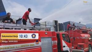 Sat-Pol-PP-dan-Damkar-Kabupaten-Ende-sedang-melakukan-upaya-pemadaman-api.jpg