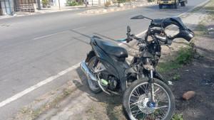 Satu-Unit-Sepeda-Motor-Honda-Revo-Rusak-Parah.jpg