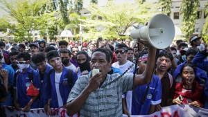 Sekitar-1000-demonstran-memprotes-pembelian-mobil-dinas-baru-pejabat-Timor-Leste.jpg
