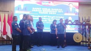Sekjen-Demokrat-Herman-Khaeron-memukul-gong-Pembukaan-Rakerda-III-Demokrat-NTT.jpg