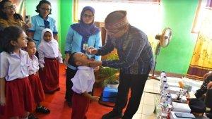 Sekretaris-Daerah-Kabupaten-Manggarai-Barat-Fransiskus-Sales-Sodo-memberikan-vaksin-polio.jpg