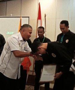 Seorang-atlet-Pencak-Silat-Kota-Kupang-kanan-mencium-tangan.jpg