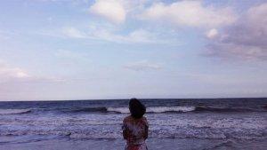 Seorang-pengunjung-di-Pantai-Wae-Wole.jpg