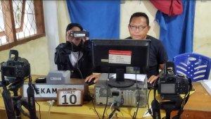 Seorang-warga-kiri-sedang-melakukan-perekaman-e-KTP-di-Kantor-Dukcapil-Manggarai-Barat.jpg