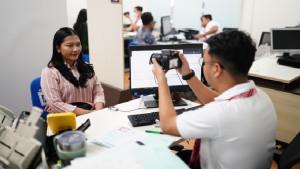 Seorang-warga-sedang-difoto-petugas-imigrasi-untuk-pembuatan.jpg