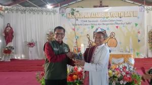 Seremoni-penyerahan-anakan-pohon-dari-Kepala-BPDAS-Benain-Noelmina.jpg