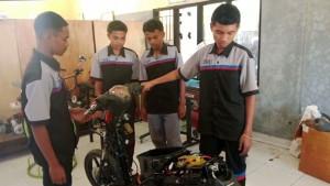 Siswa-SMK-Negeri-Oeolo-saat-melakukan-percobaan-terhadap-sepeda-motor-listrik.jpg
