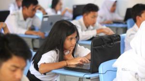 Siswa-kelas-9-mengerjakan-soal-mata-pelajaran-agama-yang-tertera-di-layar-laptop-Bahasa-Indonesia.jpg