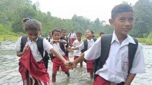 Siswa-seberang-sungai.jpg