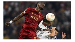 Striker-AS-Roma-Tammy-Abraham-terlibat-duel-udara.jpg