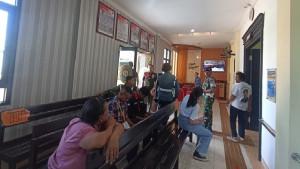 Suasana-area-di-luar-ruang-persidangan-kasus-kematian-Prada-Lucky-Chepril-Namo.jpg