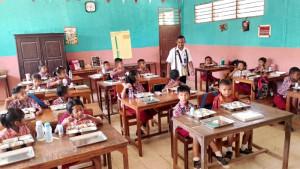 Suasana-di-ruang-kelas-saat-anak-anak-SD-Inpres-Bello-makan-MBG.jpg