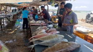 Suasana-pasar-ikan-Oesapa-yang-tampak-sepi-pembeli-pada-Sabtu-11.jpg
