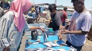 Suasana-transaksi-pembelian-ikan-di-Pasar-Oeba.jpg