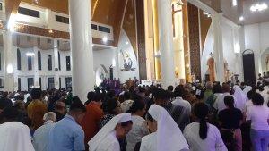 Suasana-umat-mengikuti-perayaan-ekaristi-requriem.jpg