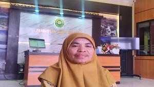 Suratnah-Bao-Juru-Bicara-Pengadilan-Agama-Kupang-saat-diwawancarai-di-kantornya.jpg