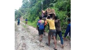 TANDU-Warga-Desa-Niliwarusae-tandu-pasien-4-Kilometer-menuju-Puskesmas-Maronggela.jpg