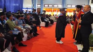 TERIMA-Wisudawan-Politani-Kupang-sedang-menerima-ijazah-dalam-prosesi-wisuda.jpg