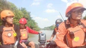 TIM-SAR-CARI-DUA-WARGA-YANG-TENGGELAM_14.jpg