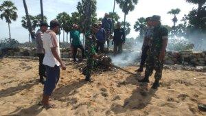 TNI-Polri-dan-masyarakat-Desa-Oenggae-melakukan-aksi-bersih-bersih.jpg