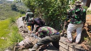 TNI-bersama-warga-gotong-royong-bangun-saluran-irigasi-di-Desa-Beamese.jpg