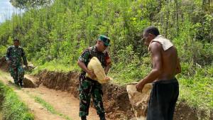 TNI-bersama-warga-sedang-gotong-royong.jpg