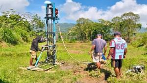 TNI-bersama-warga-sedang-membangun-sumur-bor-di-Desa-Barang.jpg