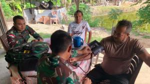 TNI-periksa-kesehatan-gratis-di-perbatasan.jpg