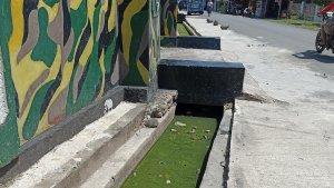 Tampak-drainase-buruk-sehingga-air-tergenang-di-sepanjang-saluran-itu.jpg