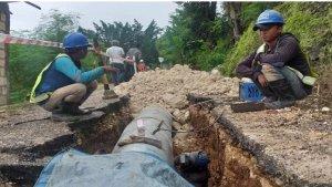 Tampak-pekerja-sedang-melakukan-pengerjaan-pembangunan-pipa-jaringan-air-minum-di-Kota-Kupang.jpg