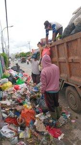 Tampak-petugas-DLHK-membersihkan-sampah.jpg