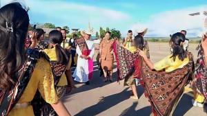 Tarian-sambut-Uskup-Agung-Kupang-di-Rote-Ndao.jpg
