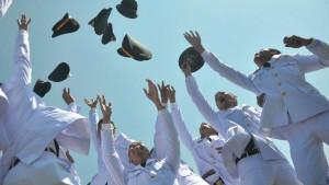 Taruna-taruni-merayakan-kelulusan-dari-sekolah-kedinasan-IPDN.jpg