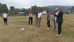 Tendang-bola-simbol-membuka-Turnamen.jpg