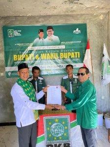 Terima-berkas-dari-Ketua-DPC-PKB-Sumba-Tengah-Ir-Frederick-P-Samalaty.jpg