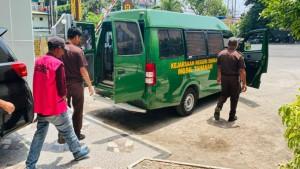 Tersangka-Kasus-KUR-Fiktif-Digiring-ke-Mobil-Tahanan.jpg