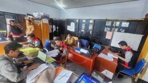 Tim-Penyidik-Kejari-Manggarai-sedang-geledah-Kantor-Dinas-PUPR-Manggarai-Timur.jpg