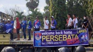 Tim-Persebata-Lembata-berada-di-mobil-konteiner-bersama-suporte-melakukan-konvoi.jpg