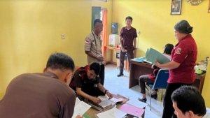 Tim-jaksa-Kejari-Flores-Timur-saat-melakukan-penggeledahan-di-SMKN-1-Larantuka-Selasa-2-Juli-2024.jpg