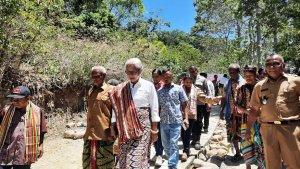 Tinjau-ruas-jalan-Bolapalelo-Noenoni-Timor-Tengah-Selatan.jpg